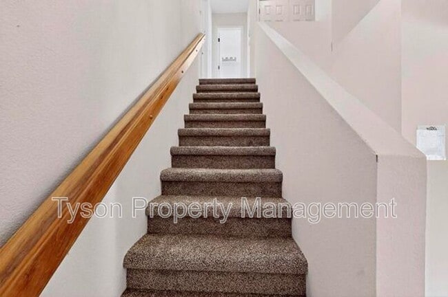 Building Photo - 1515 La Charles Dr NE