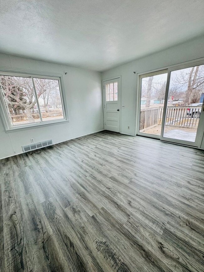 Building Photo - 3 bedroom (with bonus room) 1.5 bathroom