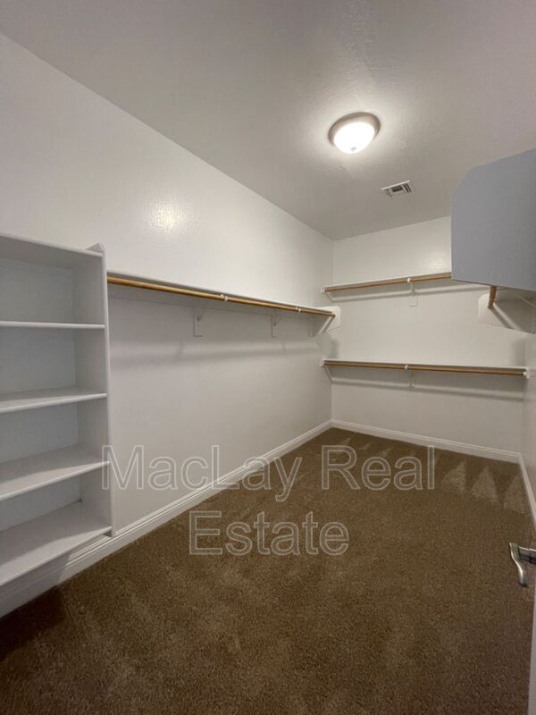 Building Photo - 1728 W Loemann Dr