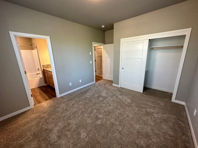 Building Photo - NEW 4 Bedroom / 4.5 Bath Townhome. A/C in every bedroom