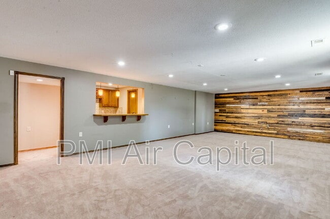 Building Photo - 2431 E Eastridge St