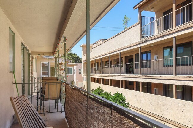 Building Photo - Charming 1 Bedroom Condo Just Blocks from the Beach!
