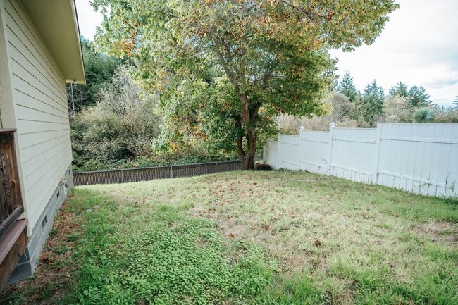 Building Photo - Spacious 4-Bedroom Home with Stunning Hilltop Views in Fortuna, CA