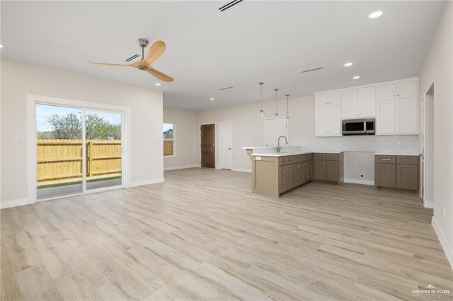 Building Photo - 16 Ana Regina St