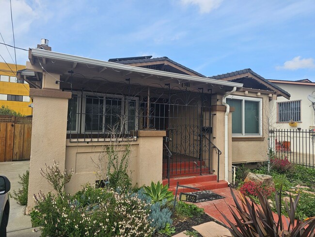 Building Photo - Live & Work in Oakland: Spacious Home with...