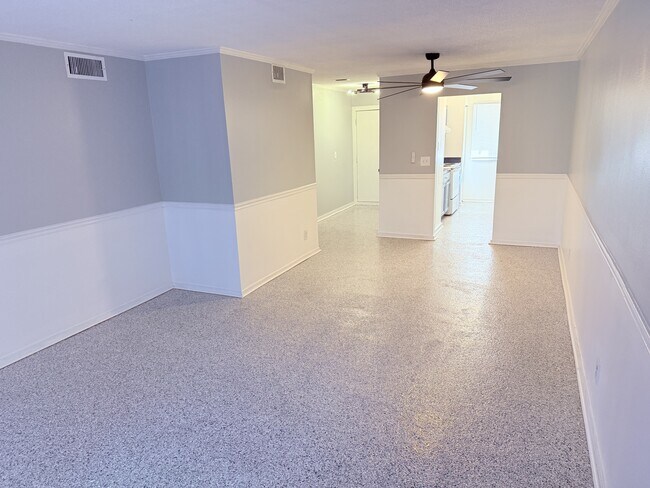 Building Photo - 6519 W Newberry Rd