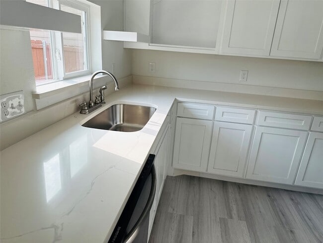 Building Photo - 1264 Cedar Haven Ave