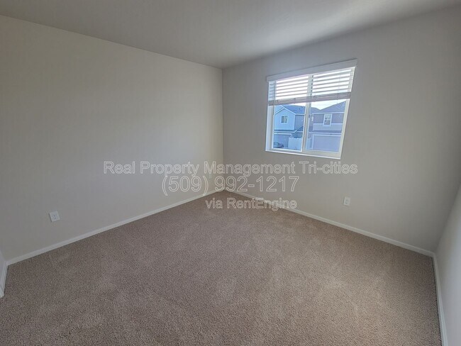 Building Photo - 611 S Zeelar St