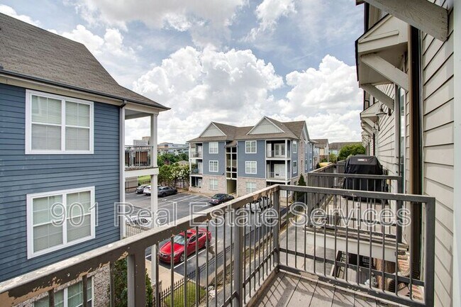 Building Photo - 380 Island Dr