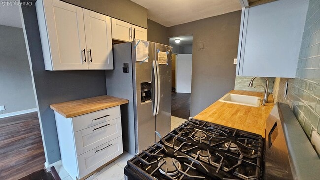 Building Photo - 25-31-31 42nd St