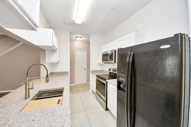 Building Photo - 3218 Holly Hall St