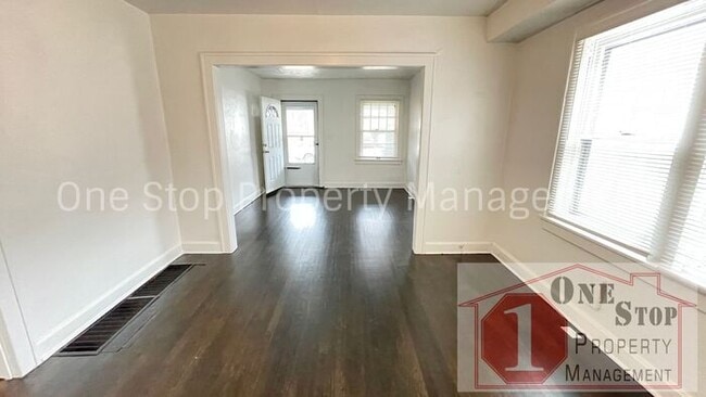 Building Photo - Beautiful 2 Bedroom 1 Bathroom Home in Kansas City!