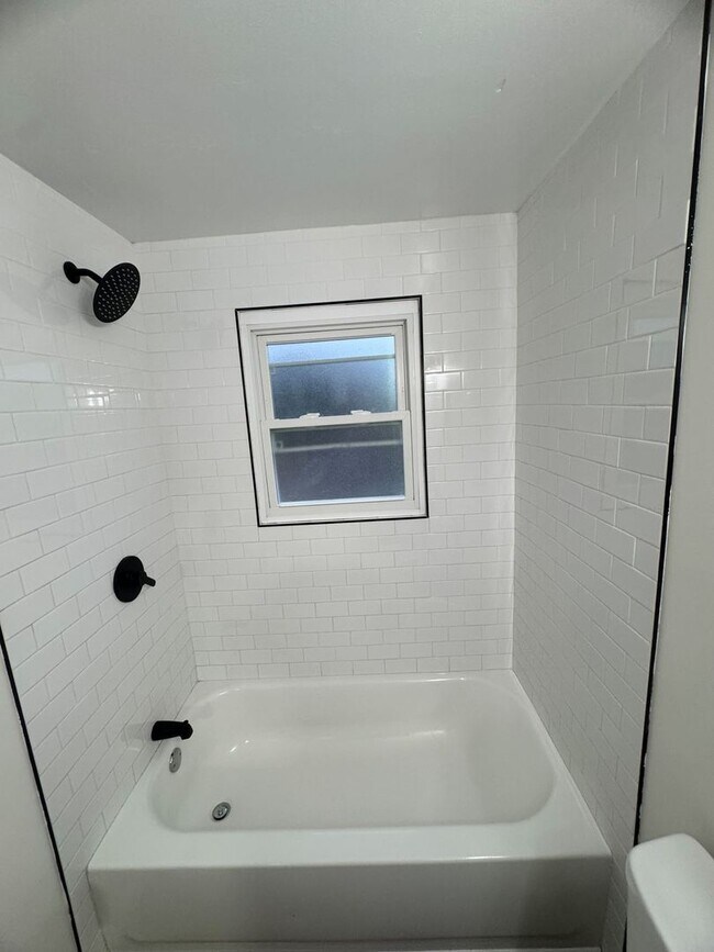 Building Photo - 1292 E 25th Ave