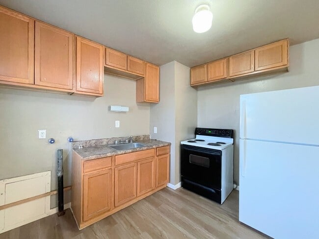 Building Photo - 3 bedroom home with fenced in back yard