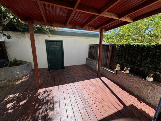 Building Photo - 2 Bedroom/1.5 Bathroom Townhouse Available in Union City!!