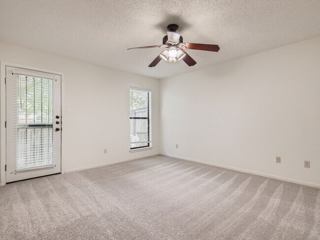 Building Photo - Northwest Hills 2/2 with Study, Large Gara...