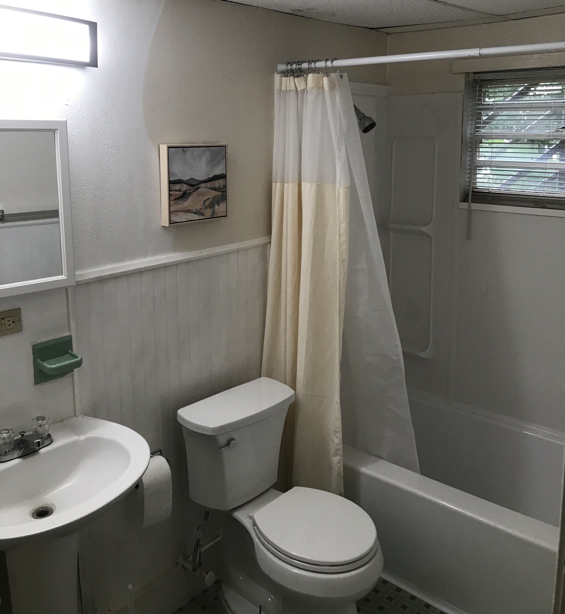 Building Photo - 944 Geranium St
