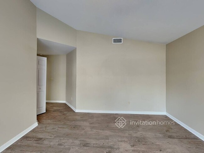 Building Photo - 1916 Bridgehampton Pl