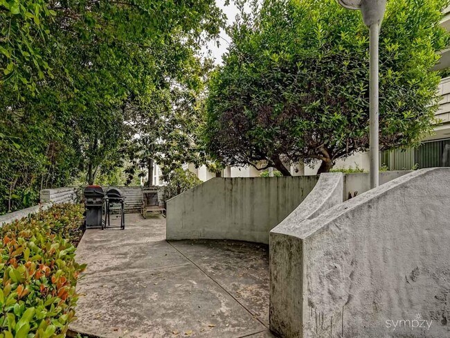 Building Photo - 2510 Torrey Pines Rd