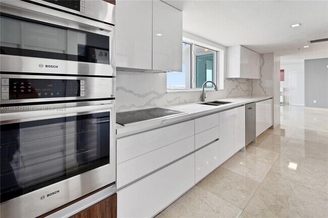 Building Photo - 1800 N Bayshore Dr