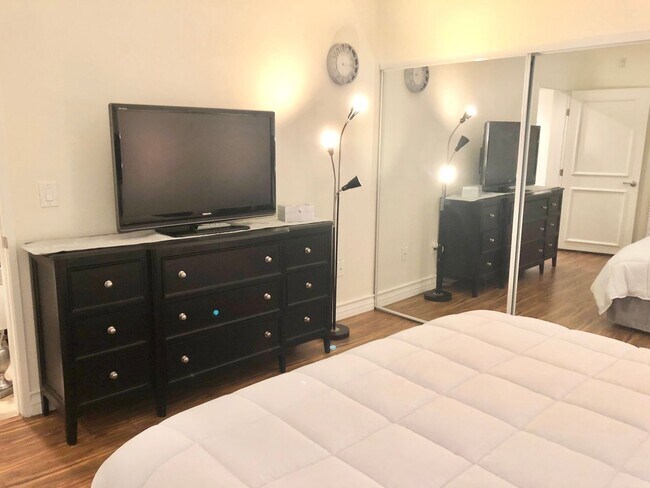 Building Photo - Meridian Luxury Condo. 1 Bd 1 Ba, Utilitie...