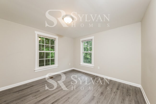 Building Photo - Charming 3 BR, 2 BA home is move-in ready