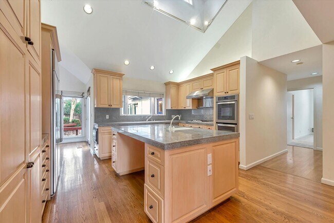 Building Photo - 954 Russell Ave