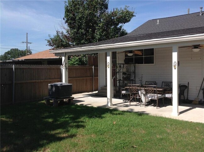 Building Photo - 317 Deckbar Ave