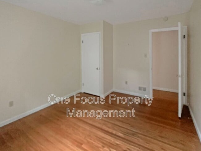 Building Photo - 1127 Louisa St