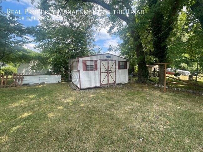 Building Photo - 3 Bedroom, 1 Bath Single Story Home in Gre...