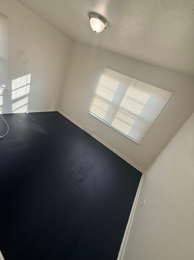 Building Photo - Charming 3 Bedroom 1 Bath Rent Ready!!!