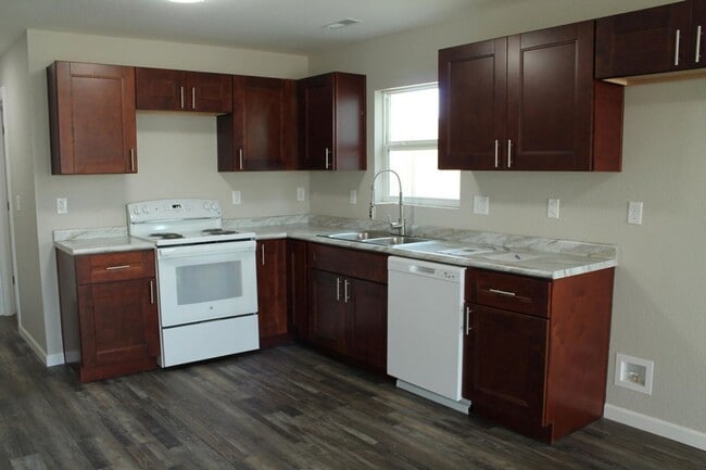 Building Photo - Stylish Remodel in Prime Location!