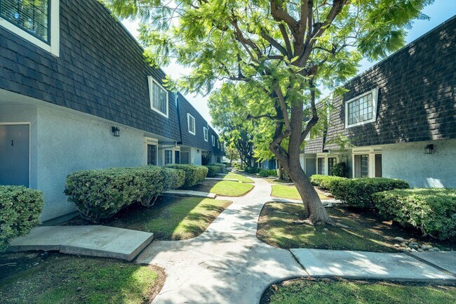 Building Photo - 2600 Huntington Dr