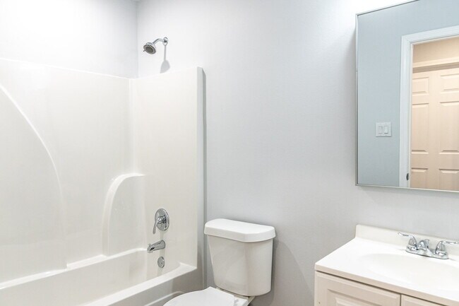 Building Photo - Half off First Full Month's Rent /Zero Deposit /Convenient to All Institutions of Higher Learning...