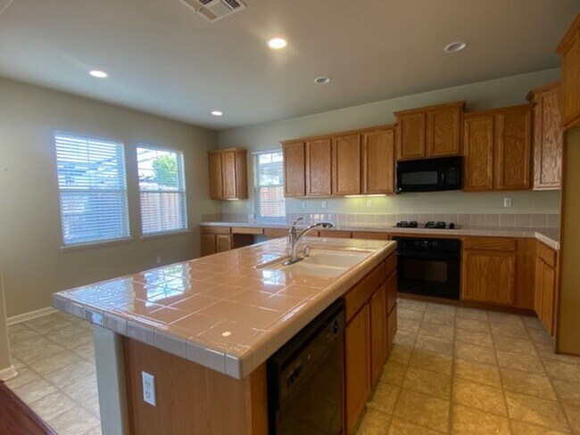 Building Photo - EXCEPTIONAL 4 BEDROOMS, 3 BATH, 3 CAR GARA...