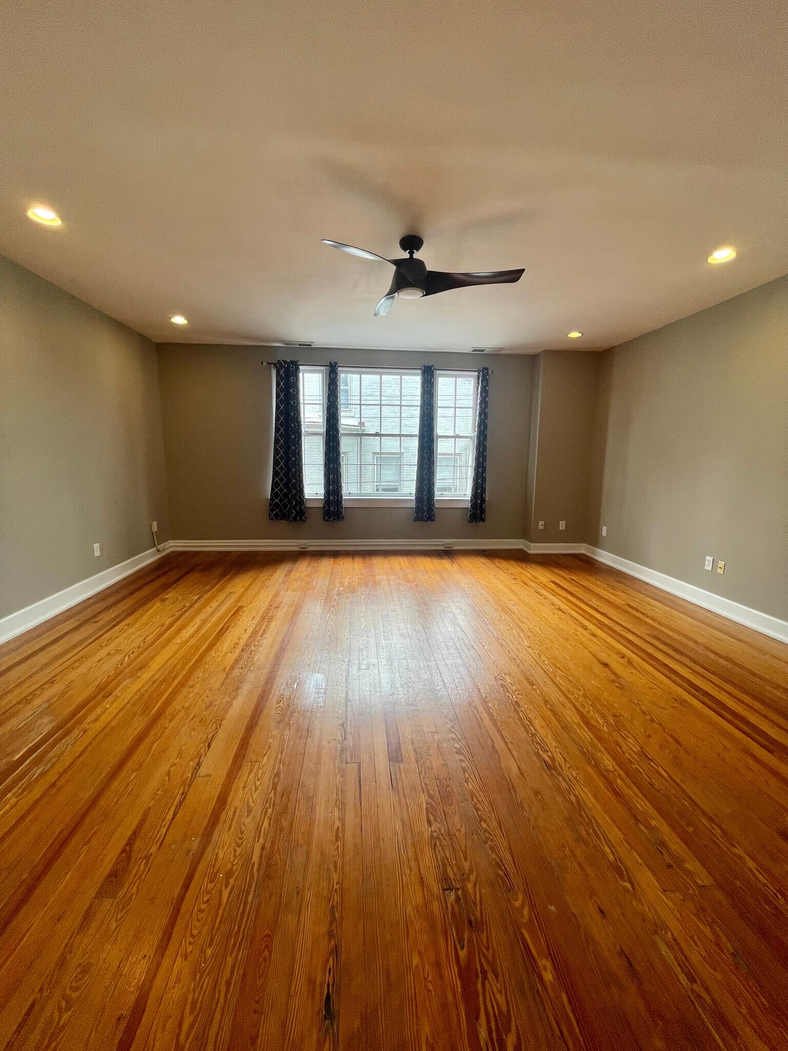 20x20 living room - 417 E 6th St