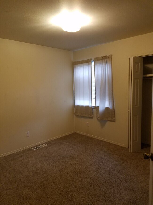 Building Photo - 4 bedroom 2 bath home in Bozeman with double attached garage