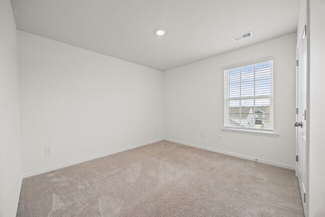 Building Photo - "Spacious 4-Bedroom Home Located In Desira...