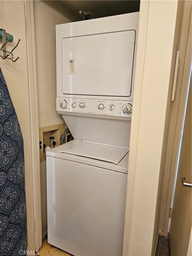 Building Photo - 25671 Le Parc Unit 9