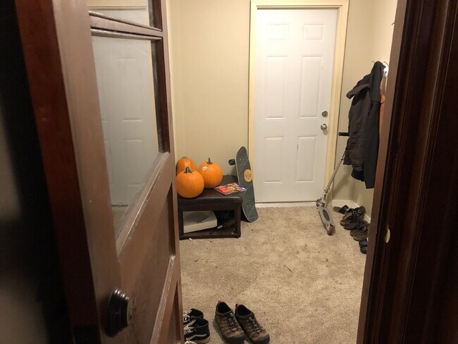 Building Photo - Available June 1st – 4 Bedroom, 1 Bathroom Single Family Home