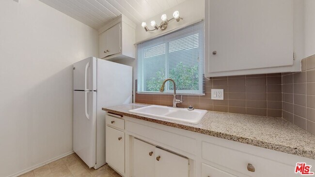 Building Photo - 10333 Santa Monica Blvd