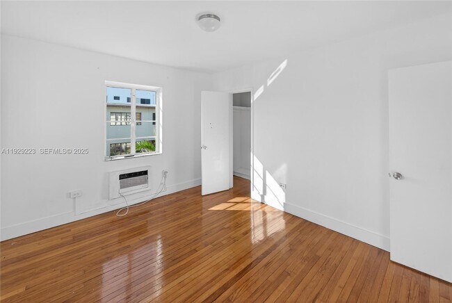 Building Photo - 1135 Marseille Dr