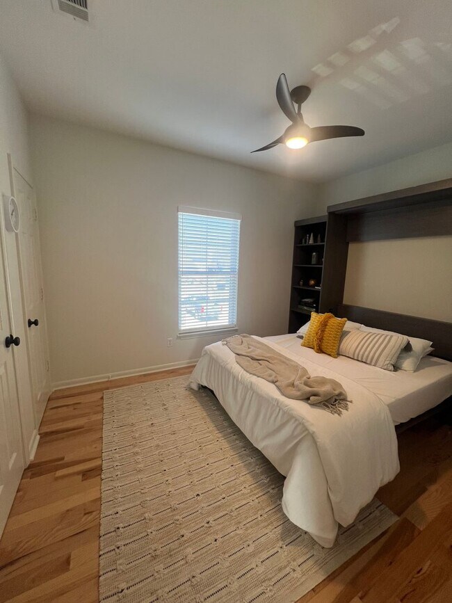 Building Photo - 4 Bedroom with Office Space Near Tulane/Loyola Text (510)-631-1171 for more info!