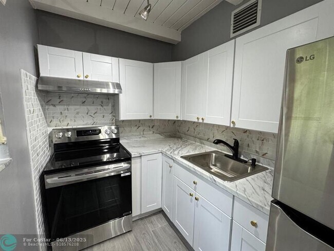 Building Photo - 1313 SW 8th Ct