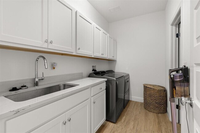 Building Photo - 5412 Silver Sun Dr