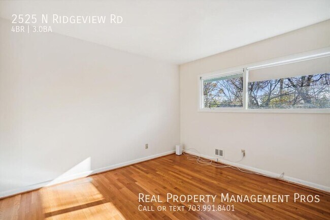 Building Photo - 2525 N Ridgeview Rd