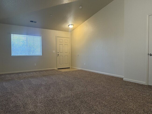 Building Photo - Don’t miss out on this 3 bedroom/2bath home!!!