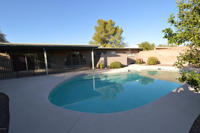 Building Photo - 7722 E Knollwood Cir
