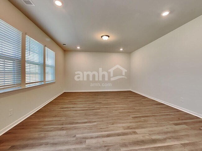 Building Photo - 517 Bush Dr