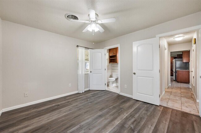 Building Photo - 2506 Oak Ln